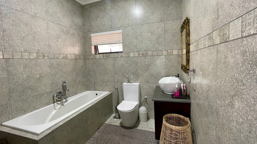6 Bedroom Property for Sale in Wilkoppies North West
